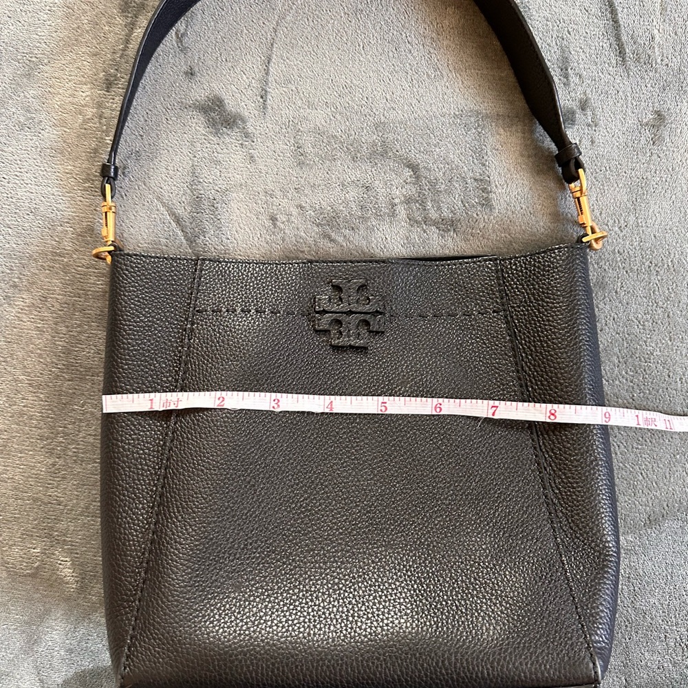 Tory Burch McGraw Pebbled Leather Bucket Bag | Black | Gold Hardware - Picture 13 of 15